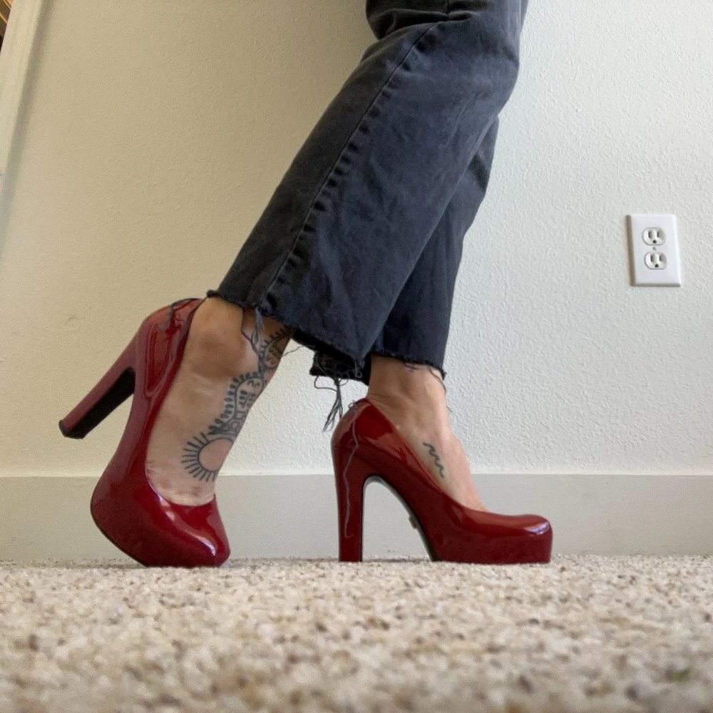 Pour la Victoire Red Pumps Size 8.5